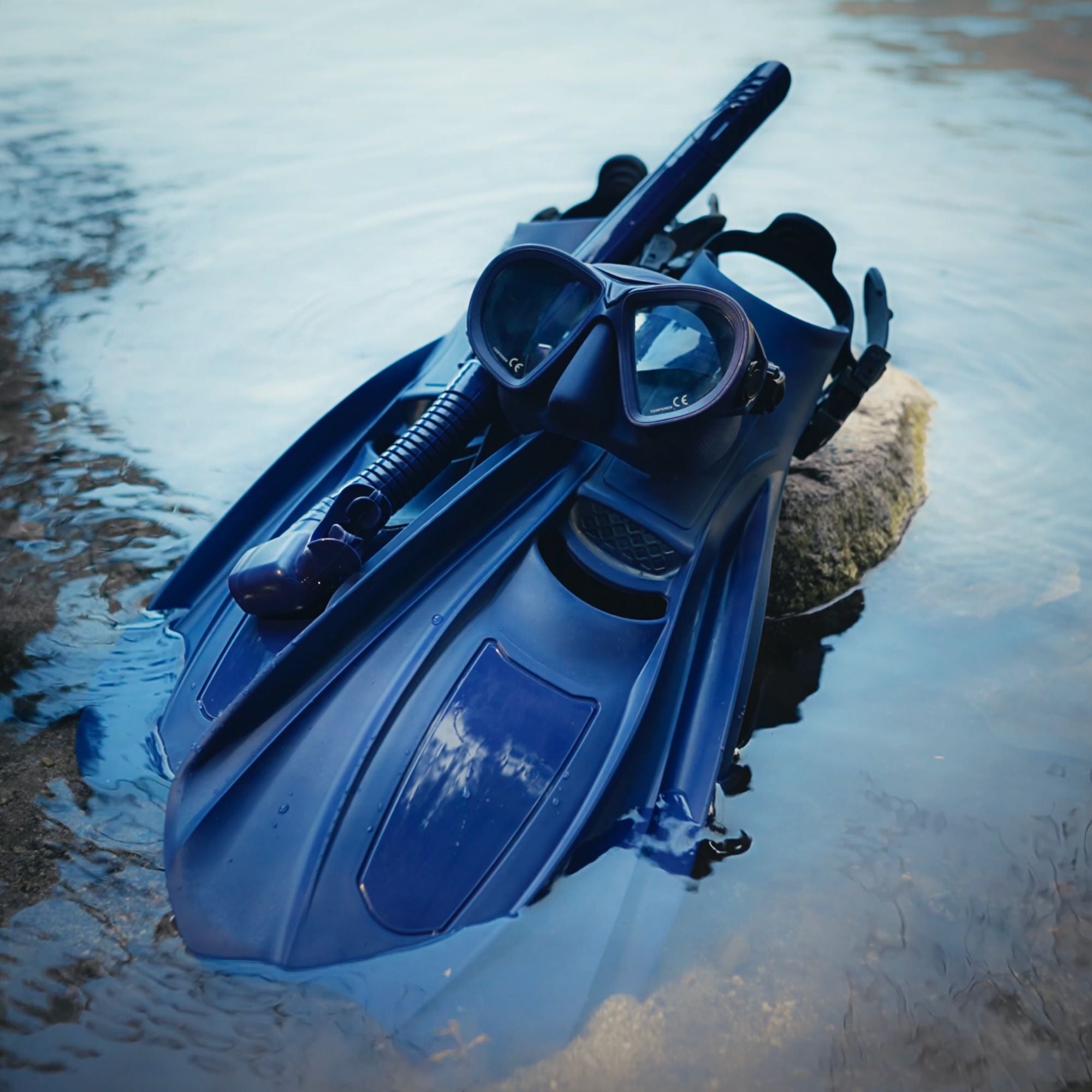 Aquastalk Mask with Hi-Flow II Semi-Dry Snorkel and Technix OH Fins