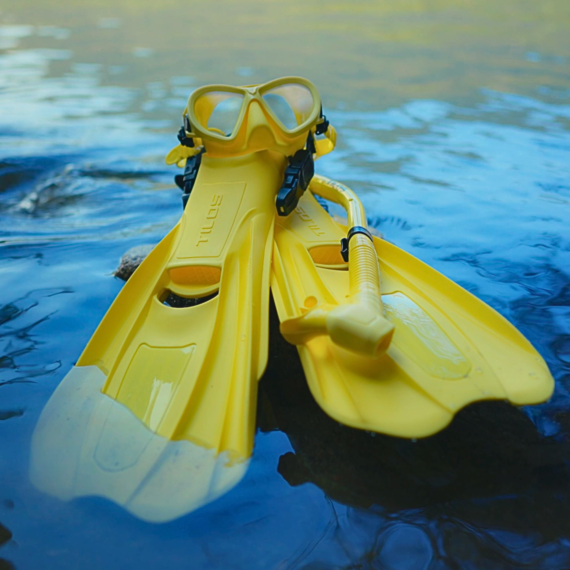 Aquastalk Mask with Hi-Flow II Semi-Dry Snorkel and Technix OH Fins