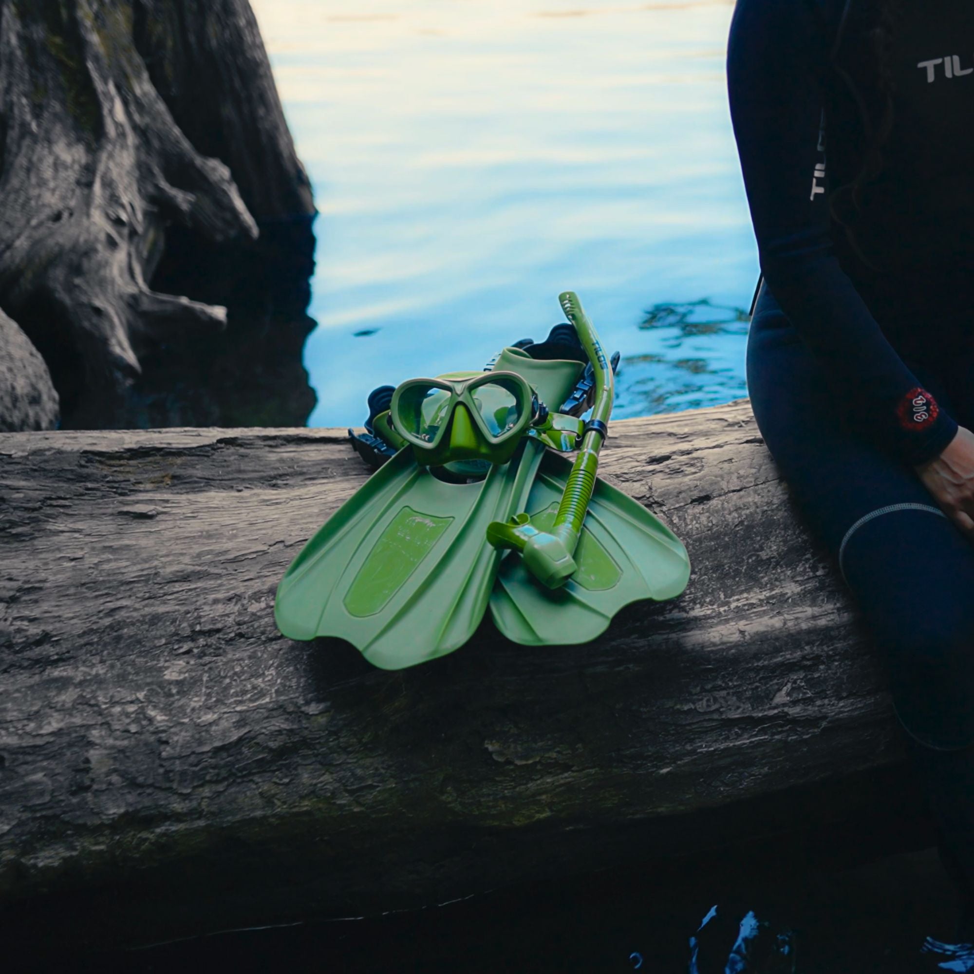 Aquastalk Mask with Hi-Flow II Semi-Dry Snorkel and Technix  OH Fins